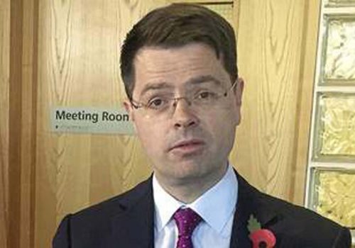 İngiltere’nin Kuzey İrlanda Bakanı istifa etti
