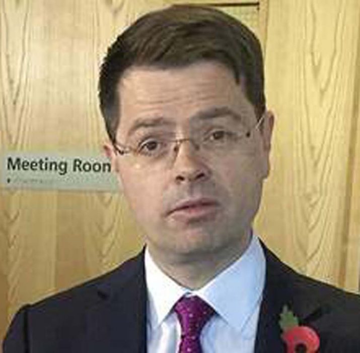 İngiltere’nin Kuzey İrlanda Bakanı istifa etti