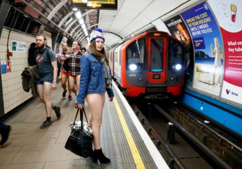 Geleneksel “Pantolonsuz Metro” gününde iç çamaşırları ile seyahat ettiler