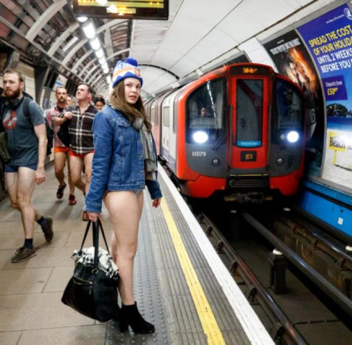 Geleneksel “Pantolonsuz Metro” gününde iç çamaşırları ile seyahat ettiler