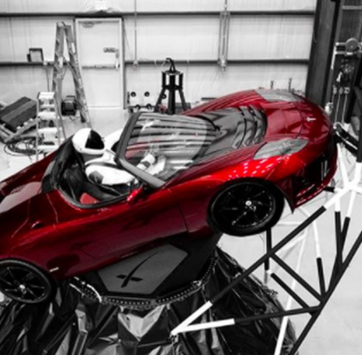 Elon Musk uzaya araba gönderdi
