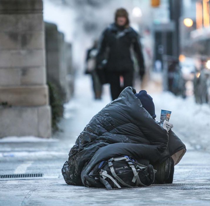 Soğuk ve karlı Londra sokaklarındaki evsizlere yardım edelim