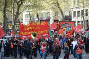 İşçiler, kemer sıkma politikalarını protesto ediyor