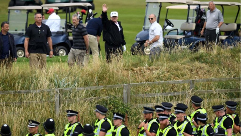Trump protestoların gölgesinde golf oynuyor