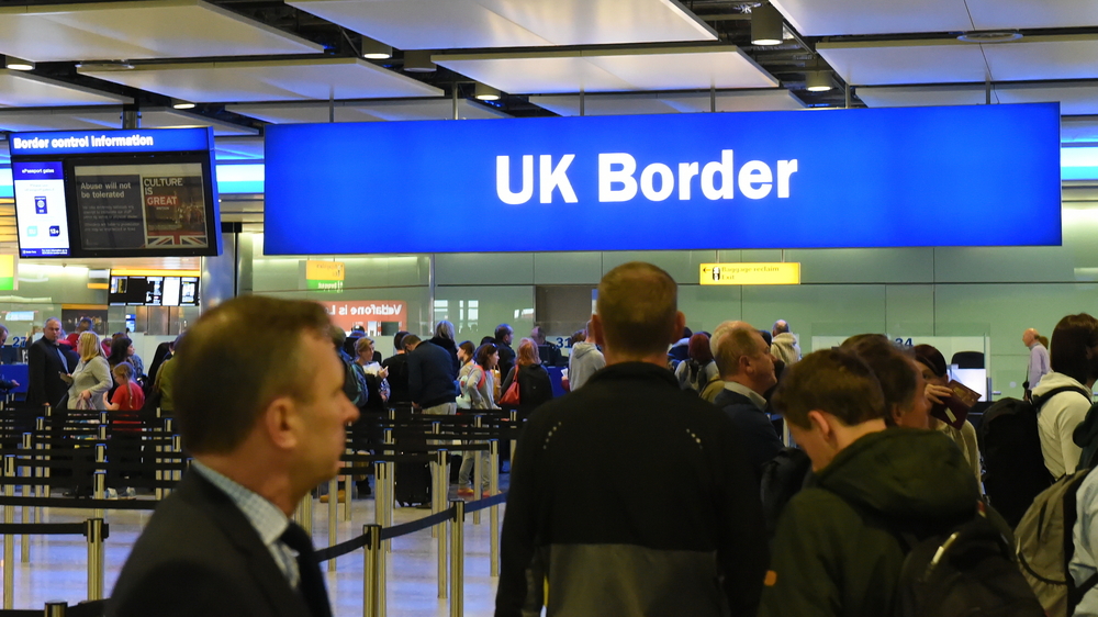 Heathrow’da 2 buçuk saat süren pasaport çilesi…