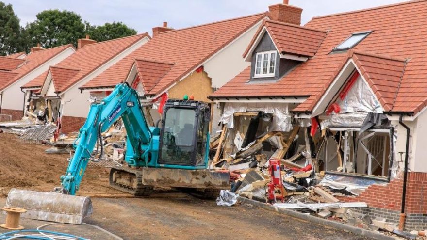 İngiltere’de maaşını alamayan inşaat işçisi vinçle binaları yıktı