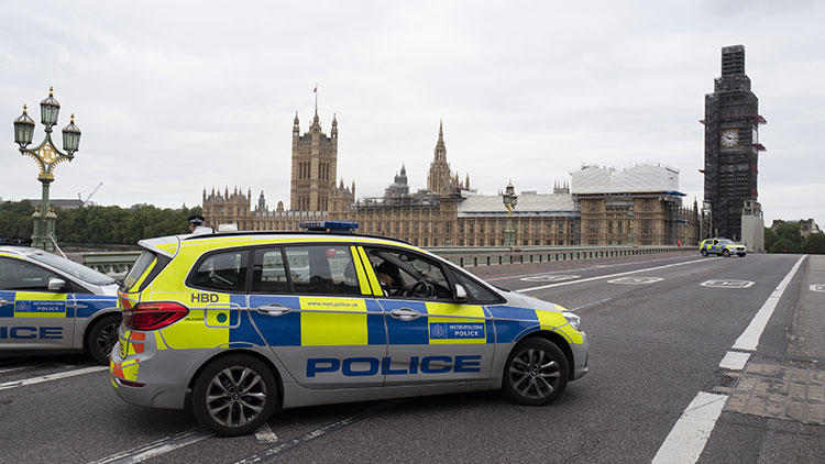 İngiltere polisi kırmızı alarmda… 3 adrese baskın yapıldı!