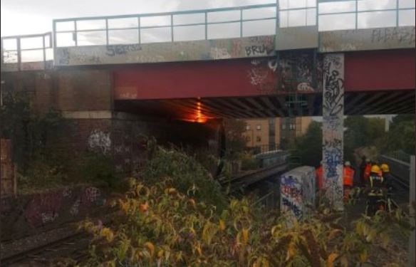 Güney Londra’da bulunan demiryolu köprüsünün altında yangın