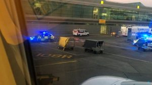 Kaçırdığı uçağın arkasından koşan yolcu gözaltına alındı