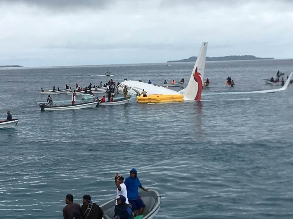 Uçak denize indi, yolcular zor anlar yaşadı