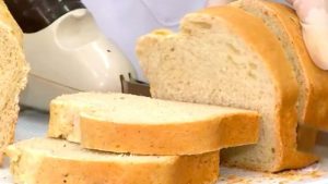 Kırmızı etten fazla protein içeren hamam böcekli ekmek