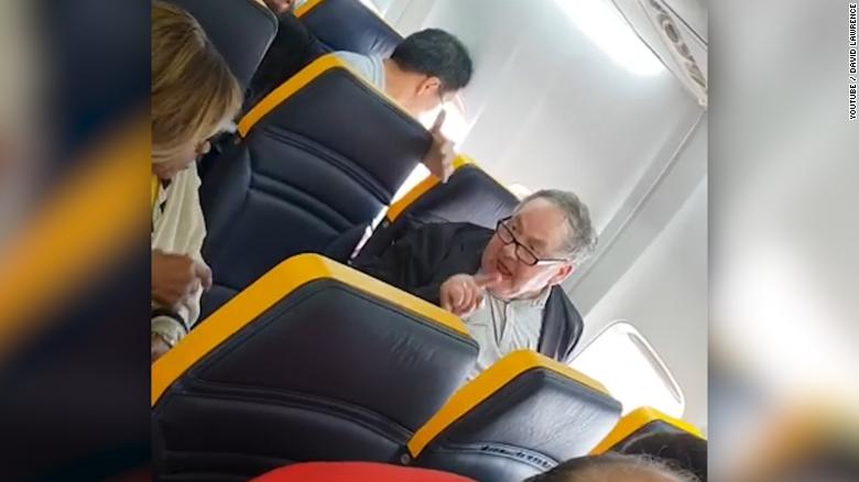 Ryanair uçağında ırkçı saldırıya soruşturma