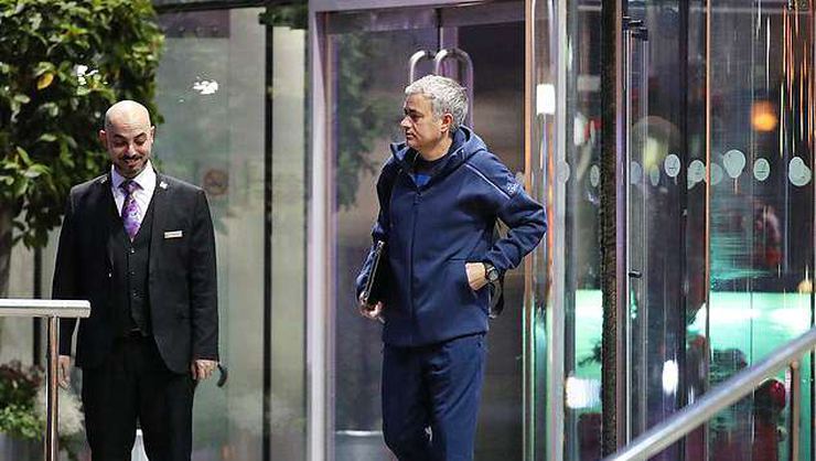 Jose Mourinho otele dünya para ödüyor!