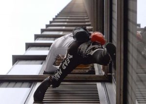 Fransız ‘Örümcek Adam’ Londra’nın en yüksek binasına tırmandı