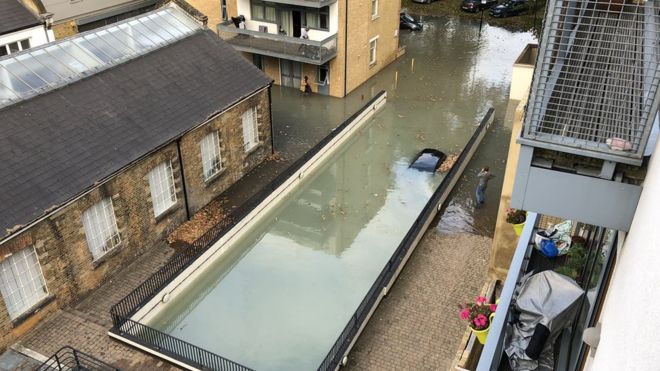 Hackney’deki otopark sular altında kaldı, 2 kişi botlarla kurtarıldı