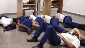 Ryanair ‘havaalanında yerde uyuyan’ çalışanlarını işten çıkardı