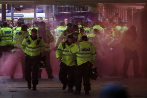 Liverpool’da aşırı sağcıların yürüyüşünü takiben olaylar çıktı