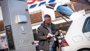 Volkswagen ve Tesco, İngiltere’nin en büyük ücretsiz araba şarj ağını kuracak