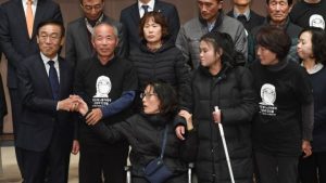 Samsung, fabrikalarında ölen işçilerin ailelerinden özür diledi