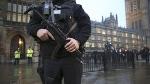 Londra’da ‘çetelere karşı’ polisten yeni önlem: Silahlı devriye!