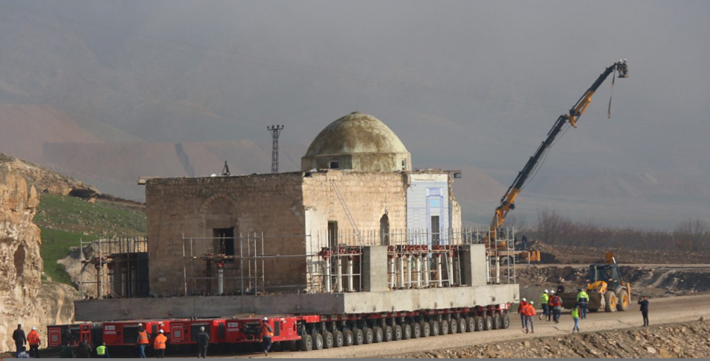Hasankeyf’te Eyyubi Camii’nin 2500 tonluk son bölümü de taşındı