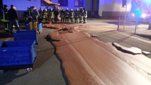 Almanya’da fabrikadan sızan bir ton çikolata yol kapattı