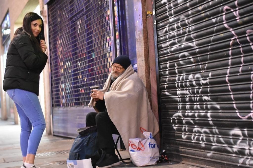 MÜSİAD, Londra sokaklarında yaşayan evsizlere yardım eli uzattı