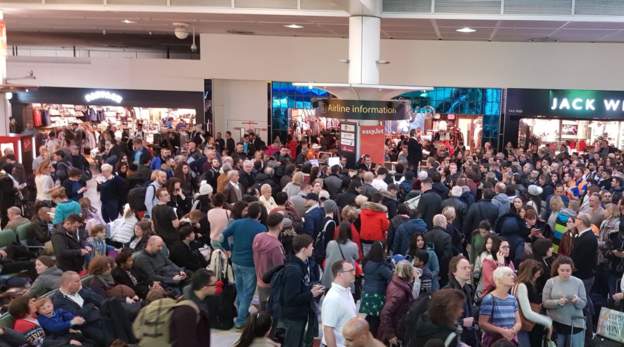 Gatwick’te kaos: 11 bin yolcu mahsur kaldı