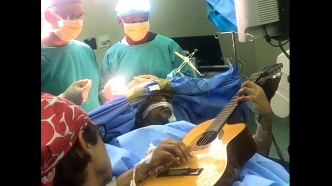 Açık beyin ameliyatı olurken gitar çaldı
