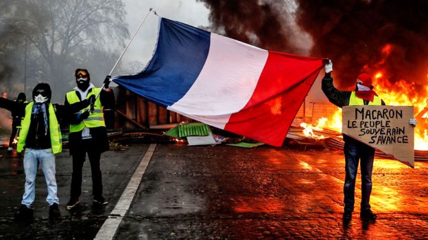 Sarı Yelekliler protestoları: Fransa’da gösterilere yol açan benzine zam tasarısı iptal edildi