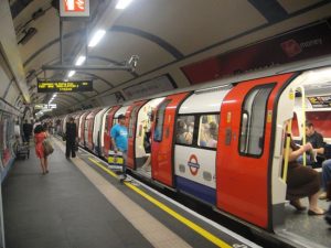 TfL’nin Londra Metrosu ücretlerini Cuma günleri çok daha ucuz hale getirmeyi planladığı bildirildi