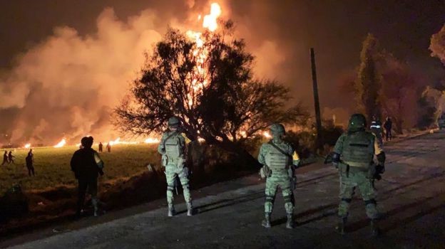 Meksika’da ‘benzin çalmak’ için delinen boru hattında patlama: Ölü sayısı 66’ya çıktı