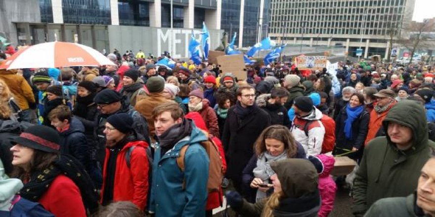 Brüksel’de on binlerce kişi iklim değişikliğine karşı yürüdü