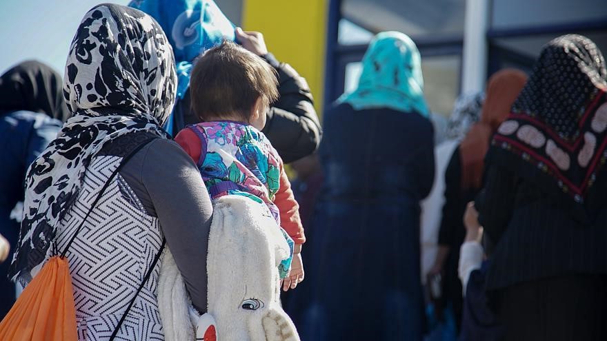 Oxfam: Midilli’deki kampta mülteci kadınlar gece korkudan tuvalete gidemekleri için bebek bezi bağlıyor