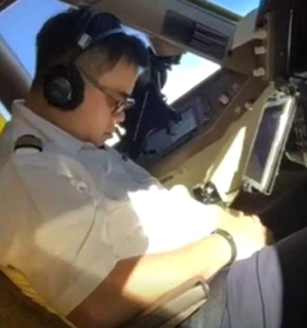 20 Yıllık Tecrübeli Pilot Kokpitte Uyurken Görüntülendi