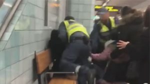 İsveç’te hamile siyah kadını metrodan sürükleyerek çıkaran görevlilere tepki