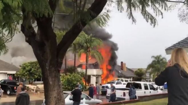 California’da uçak evin üzerine düştü: 5 ölü