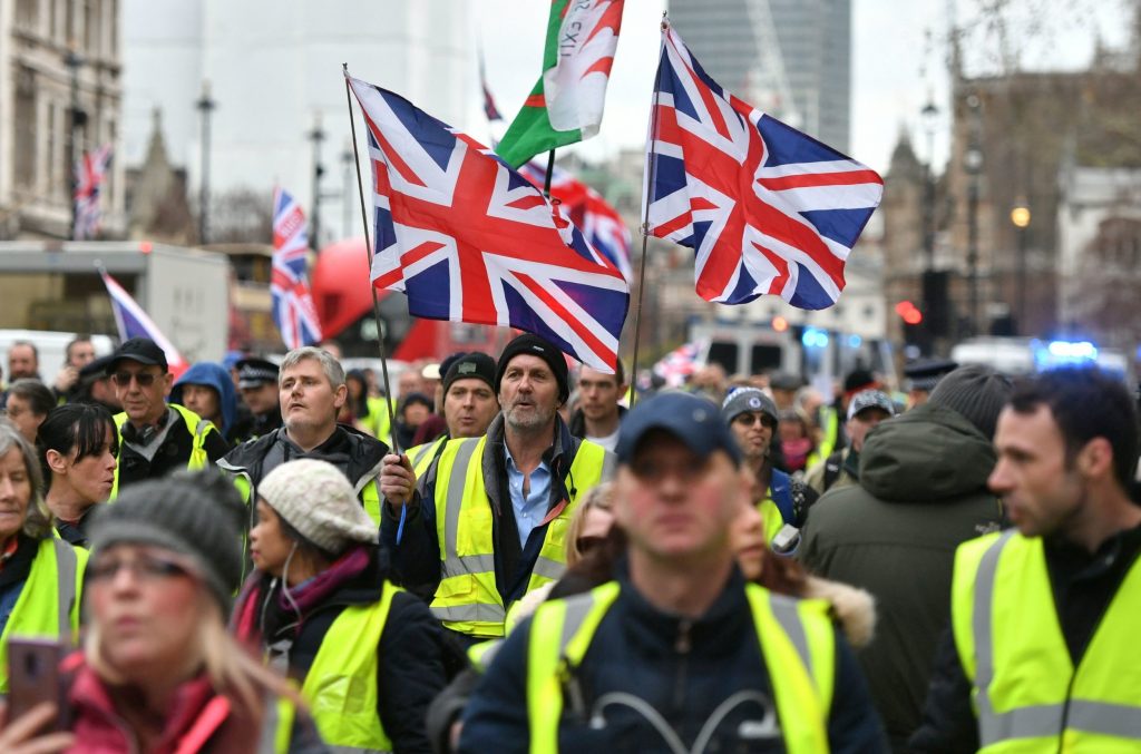 Six pro-Brexit yellow vests charged