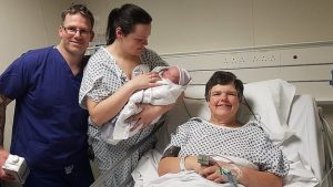 Taşıyıcı anneanne: 55 yaşındaki kadın, kendi torununu doğurdu