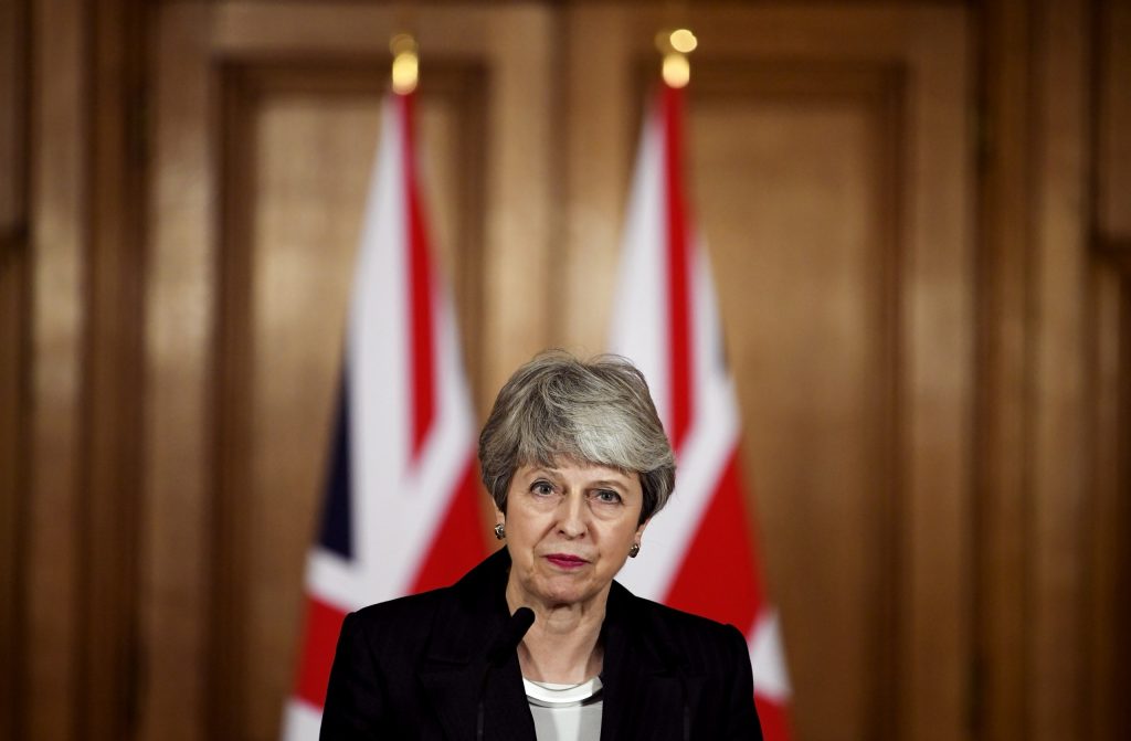 Başbakan May’in koltuğu sallanıyor