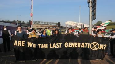 Yokoluş İsyanı: Eylemciler Londra’da protestolarını Heathrow Havalimanı’na taşıdı