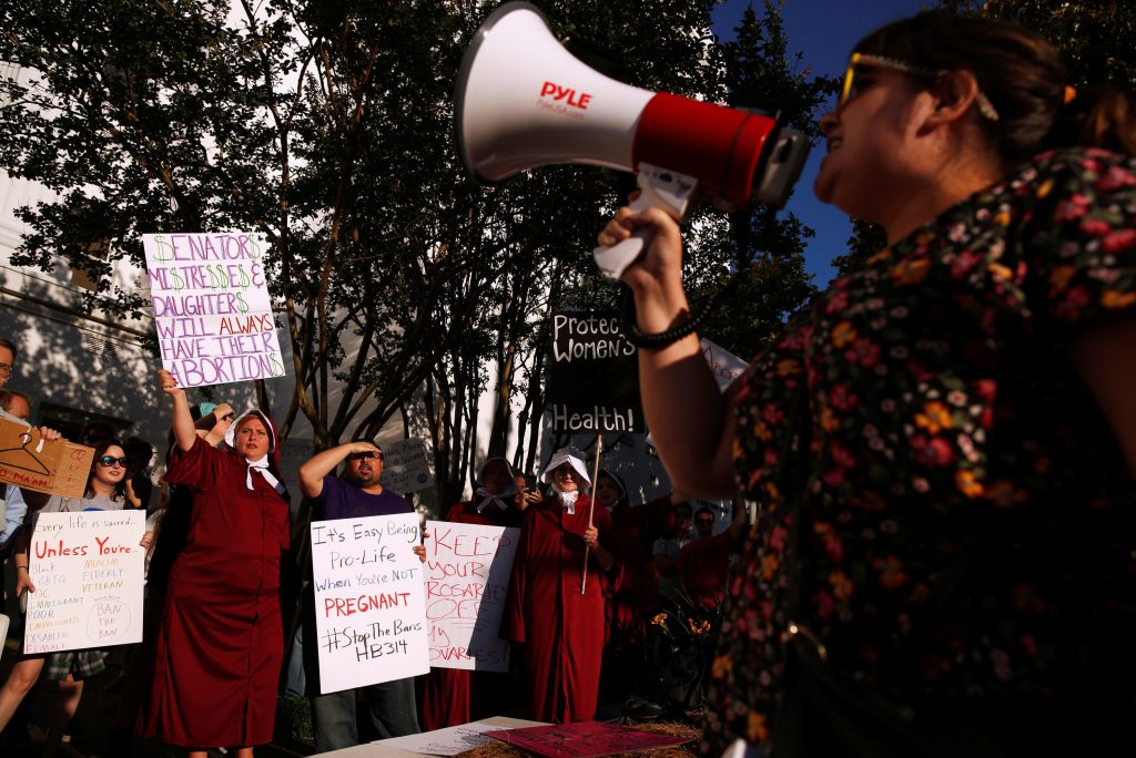 Kürtajı yasaklayan Alabama senatosuna tepki dinmiyor