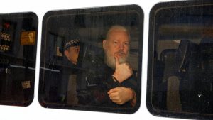 Julian Assange 50 hafta hapse mahkum edildi