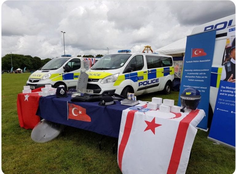 İngiliz Polisi, ‘KKTC bayrağı’ sebebiyle özür diledi