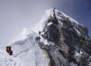 Everest’te dağcı ölümleri: ‘İnsanlar cesetleri çiğneyerek tırmanıyor’