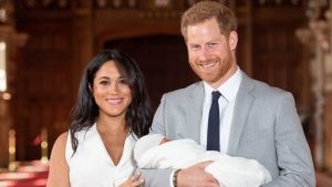 Meghan Markle ve Prens Harry bebekleri ile ilk kez poz verdi