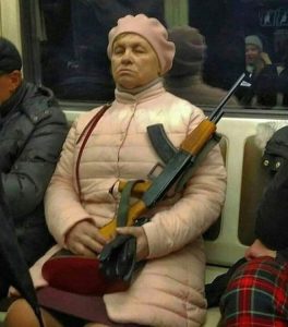 Metroda silahıya oturan teyze, sosyal medyayı salladı