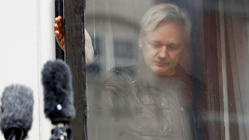 İsveçli savcılar Britanya’da cezaevinde bulunan Wikileaks kurucusu Assange’ın tutuklanmasını talep etti