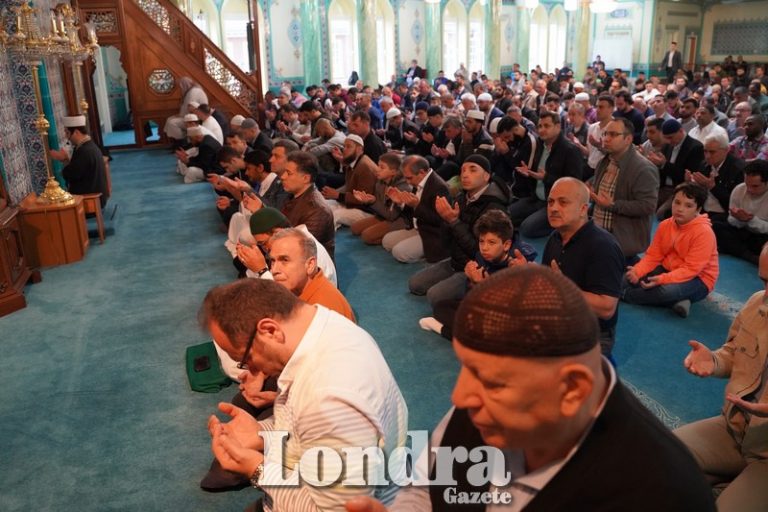 Londralılar Ramazan Bayramı namazı için camilere akın etti