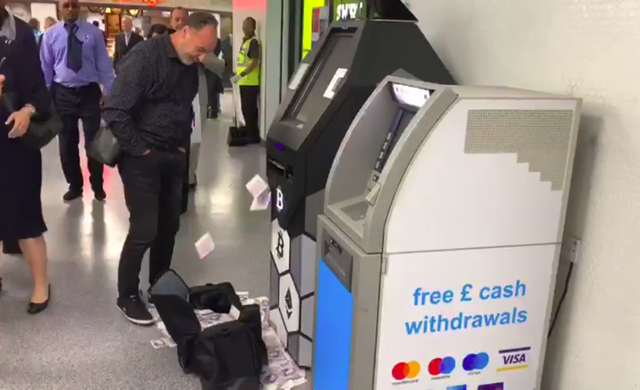 Londra’daki ATM para saçtı